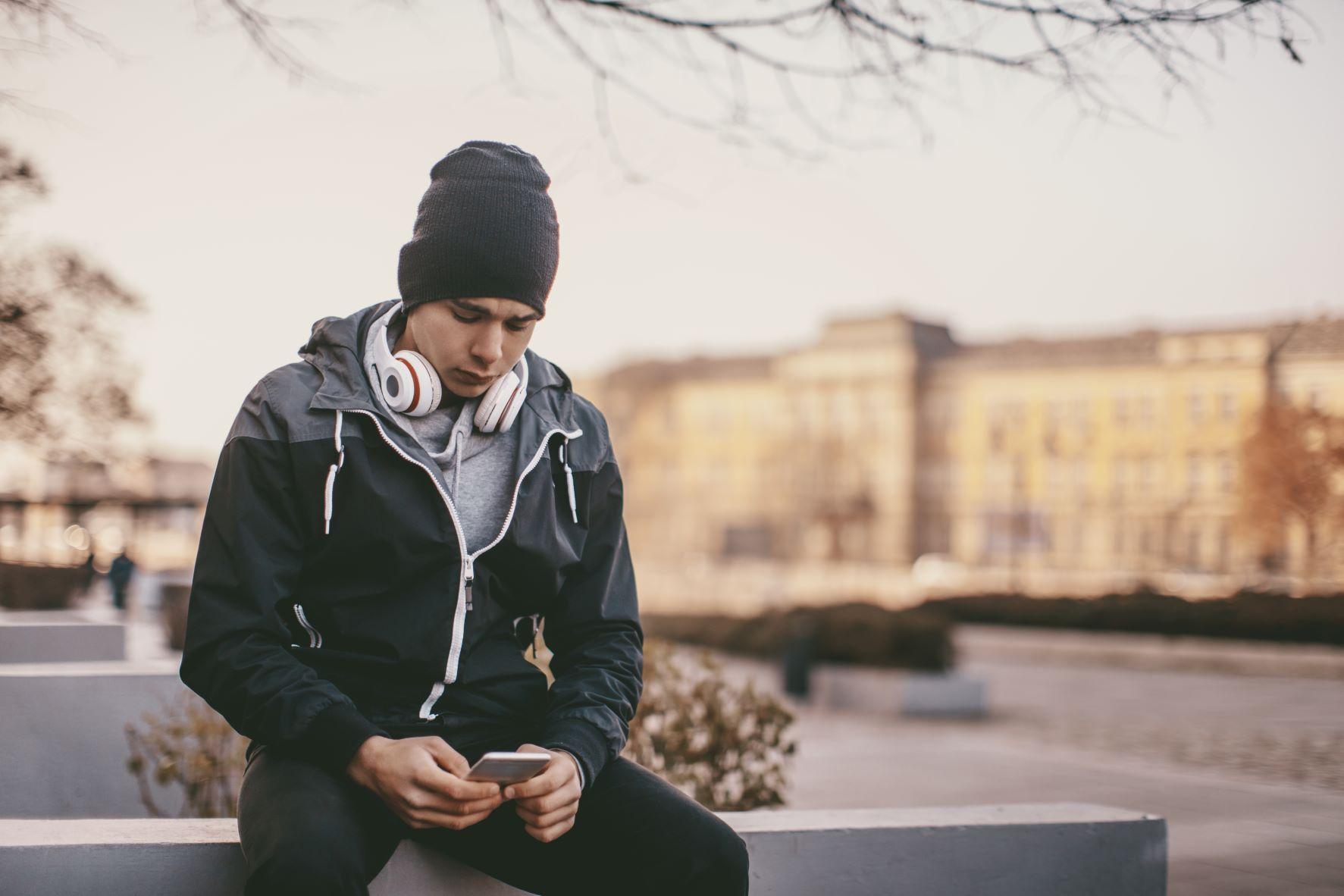 Hipster man texting i Stock 637617740